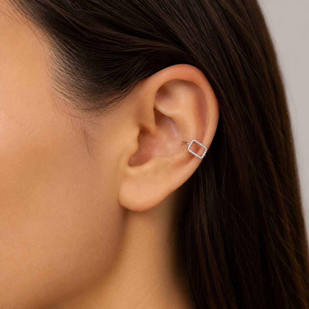 Piercing de Orelha Prateado Duplo com Retângulo Cravejado