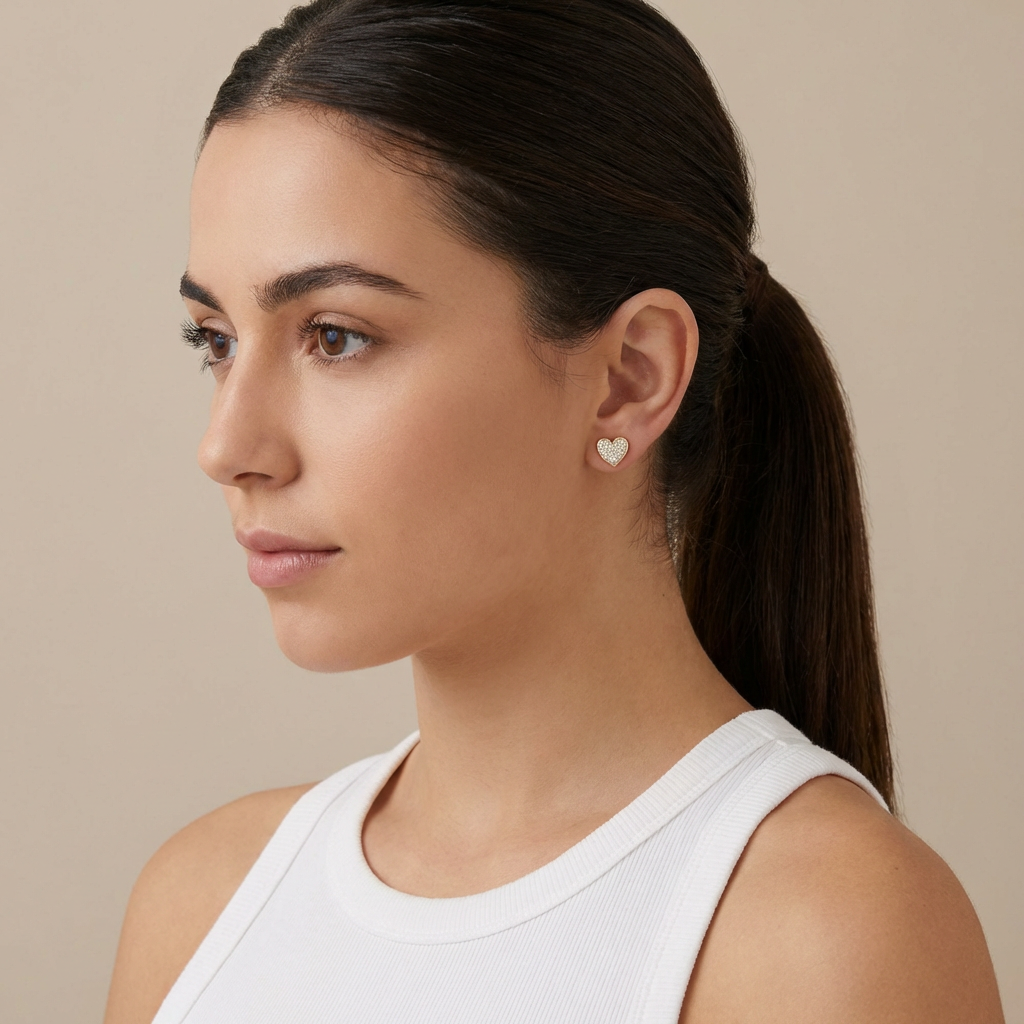 Brinco Dourado Formato coração cravejado com strass
