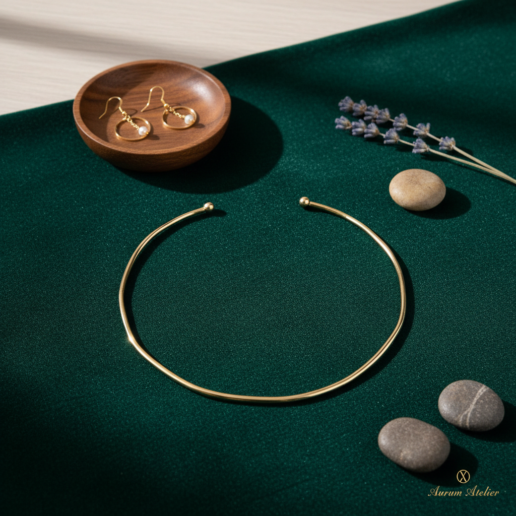 Colar Dourado Aro rígido com ponteiras de bola