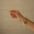 Pulseira Dourado com pingente verde e correntes variadas