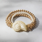 Pulseira Dourado e Pérola com detalhe de concha