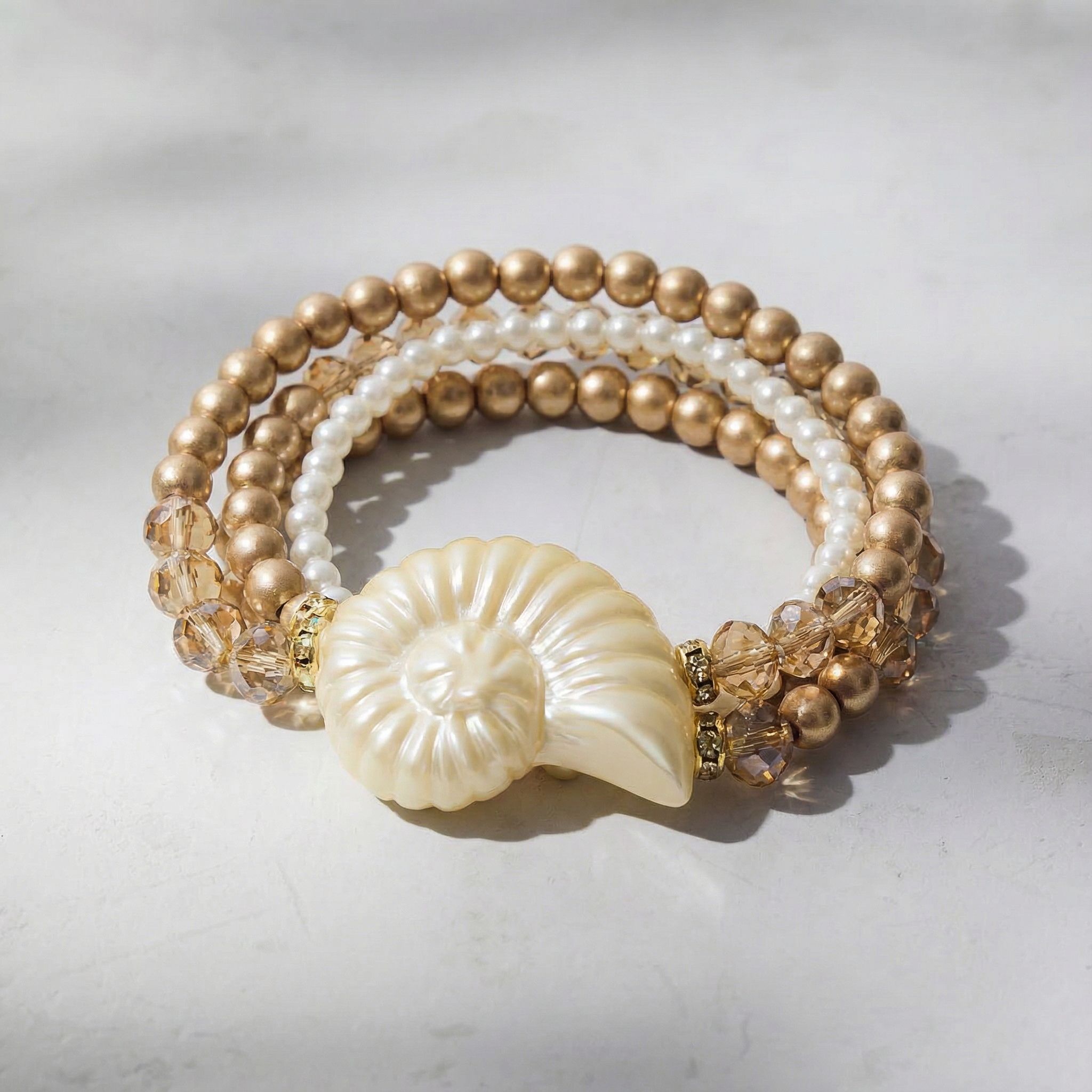 Pulseira Dourado e Pérola com detalhe de concha