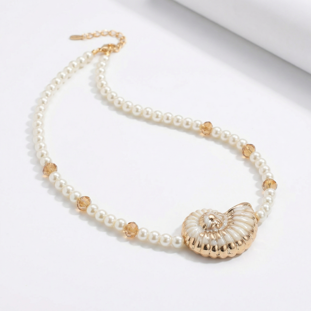 Colar Dourado e Perolado com pingente de concha e cristais âmbar