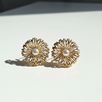 Brinco Dourado Formato de flor com pérola