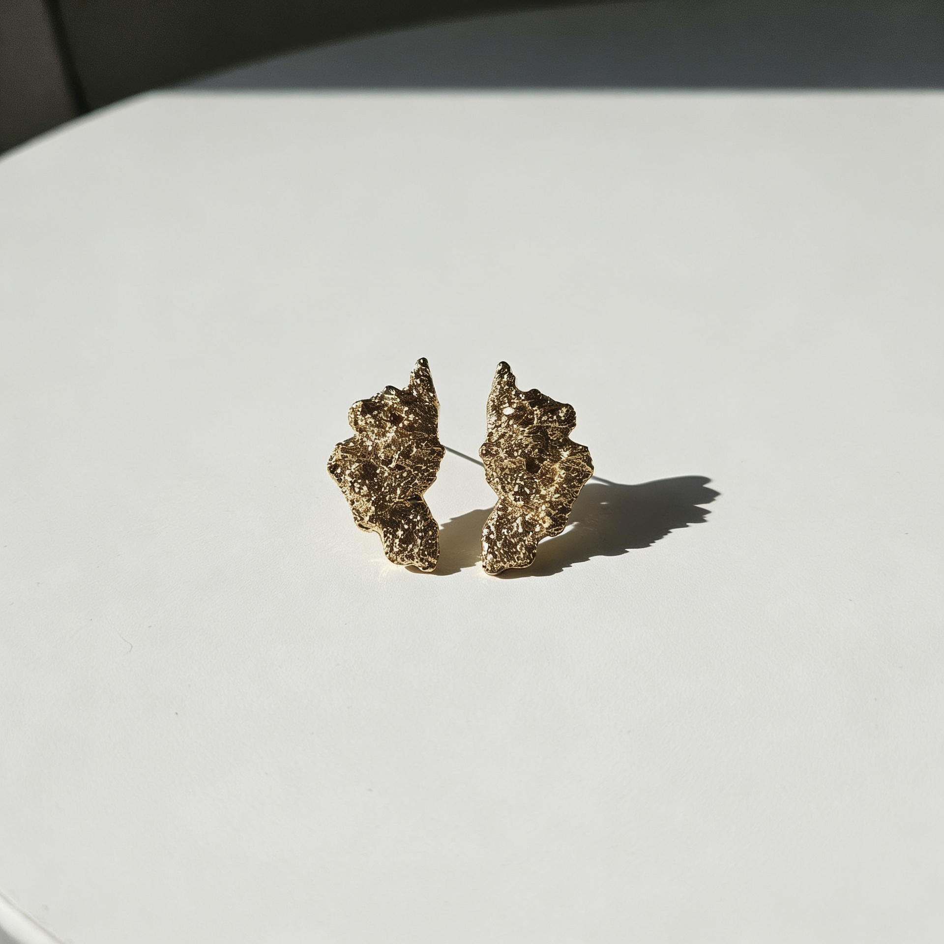 Brinco Dourado texturizado orgânico