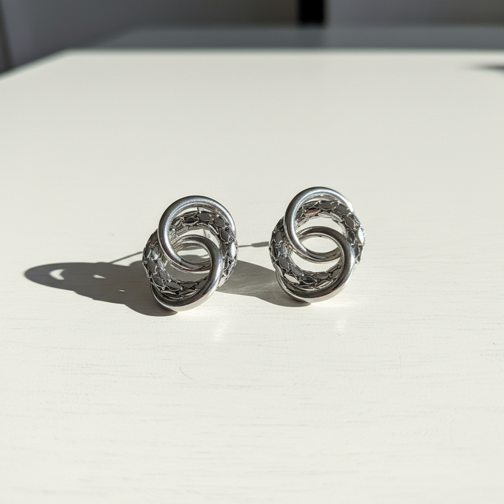 Brinco Prateado de argolas entrelaçadas texturizadas