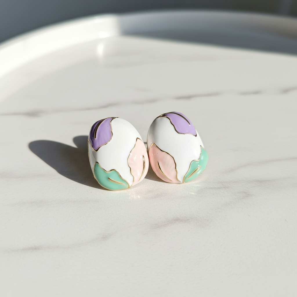 Brinco Esmaltado com detalhes dourados, Branco, Rosa, Lilás e Verde