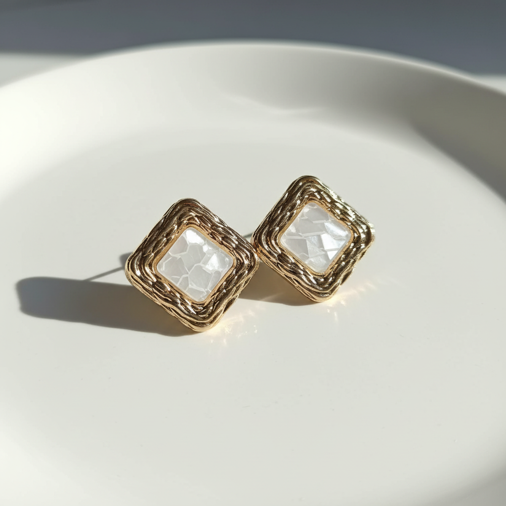 Brinco Dourado e Branco Quadrado texturizado com centro marmorizado