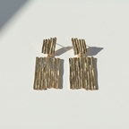 Brinco Dourado Retangular com Textura
