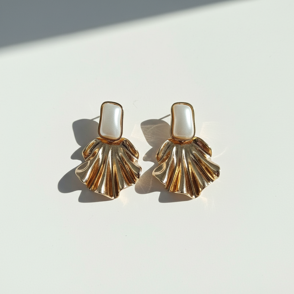 Brinco Dourado com detalhe perolado e design de concha