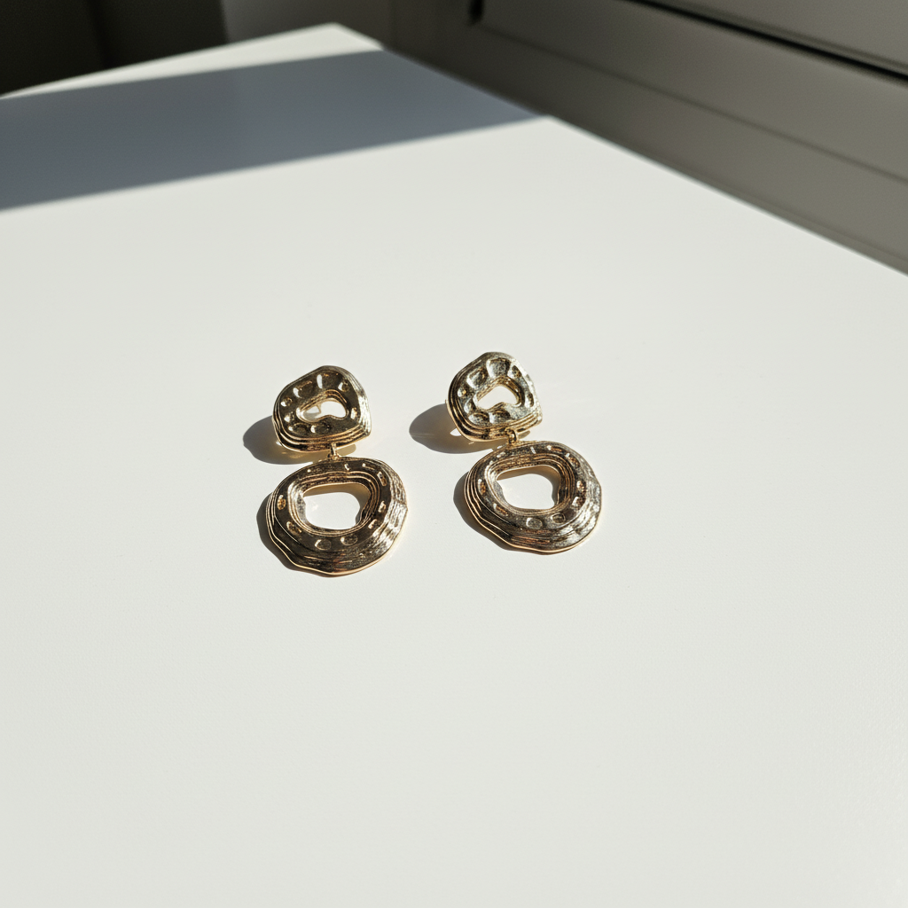 Brinco Dourado texturizado vazado orgânico