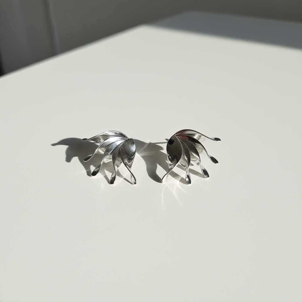 Brinco Prateado Design Orgânico Fluido