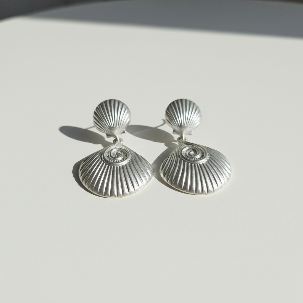 Brinco Prateado Formato de concha com detalhe espiral