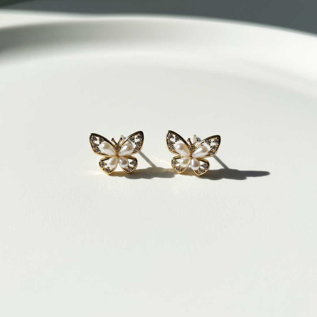 Brinco Dourado Borboleta com Pérolas e Strass