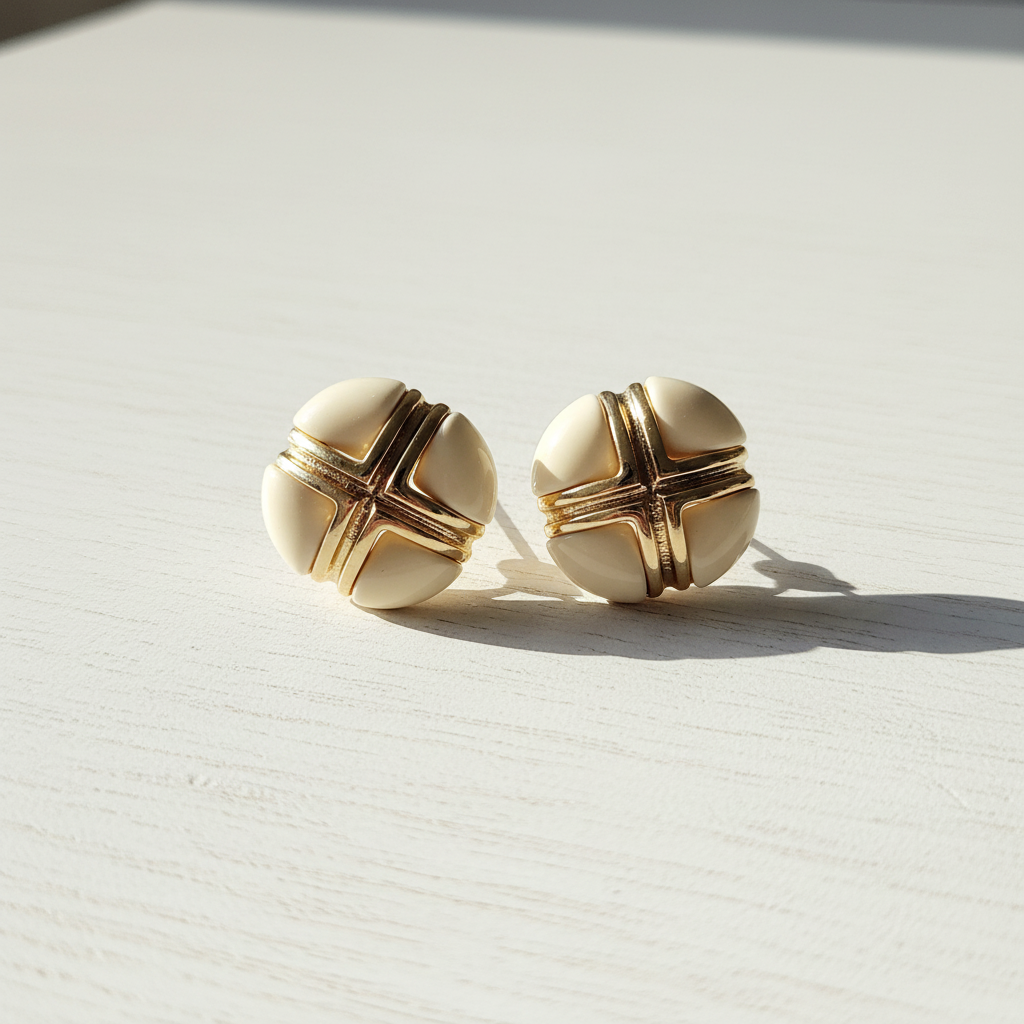 Brinco Creme e Dourado Redondo com detalhe em cruz