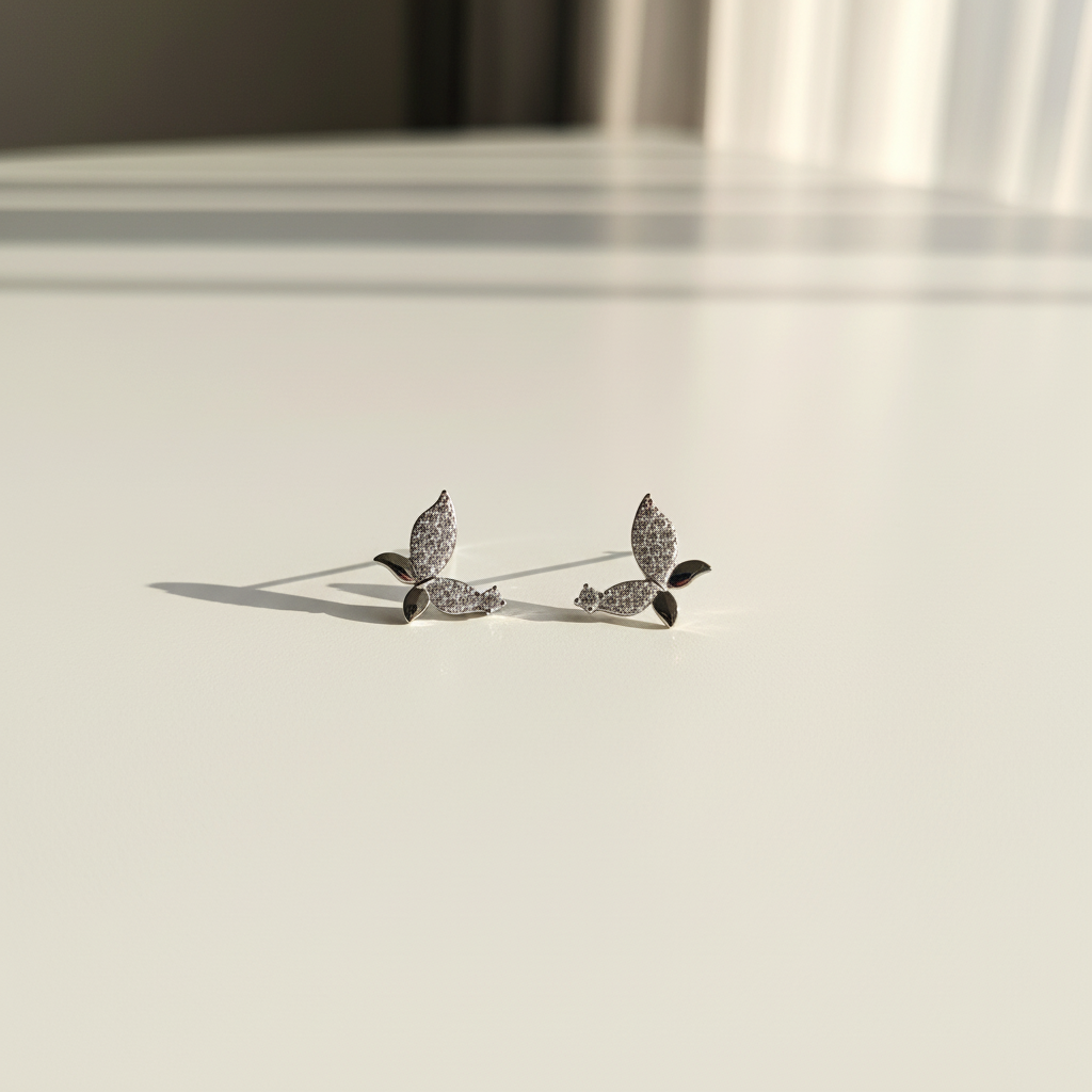Brinco Prateado Borboleta cravejada com pedras brancas