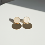 Brinco Dourado e Off-white base circular com resina e pingente metal liso