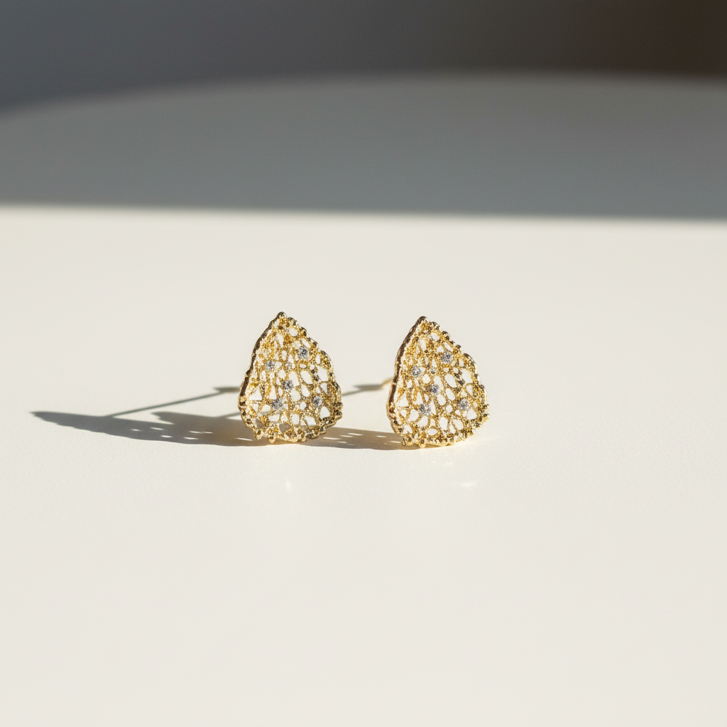 Brinco Dourado gota vazada com strass