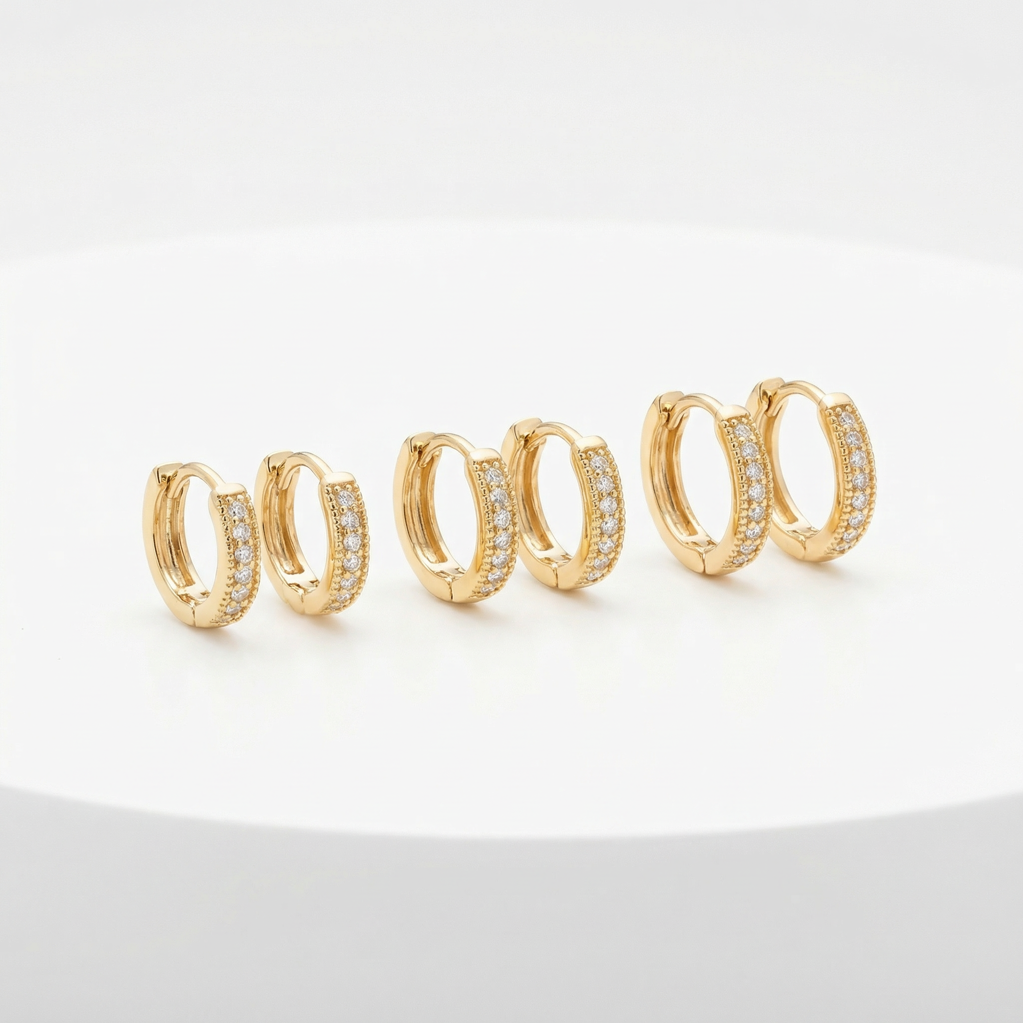 Kit 3 Brincos Dourados Argolas cravejadas com microzircônias