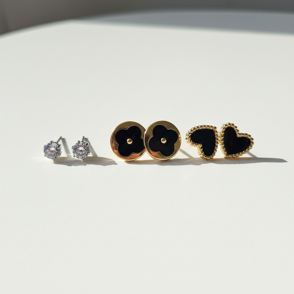 KIT 3 Brincos Dourado e Preto em aço inoxidável com strass, trevo e coração