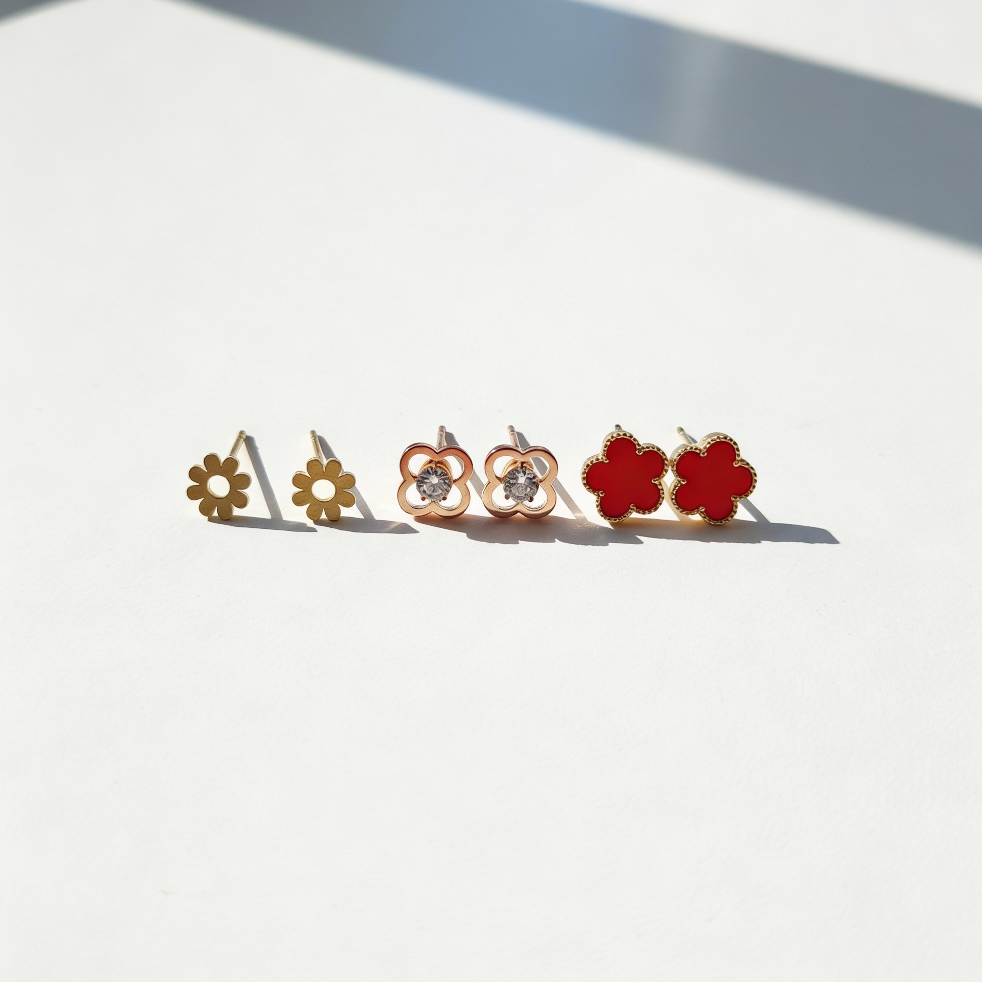 Kit 3 Brincos Dourado e Vermelho em aço inoxidável 316L com flores e cristais