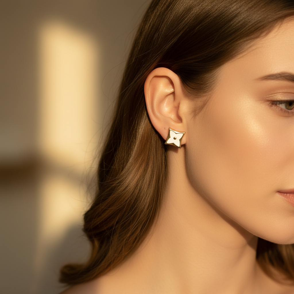 Kit Brincos Dourado e resina Branca em aço 316L com strass e detalhes em branco