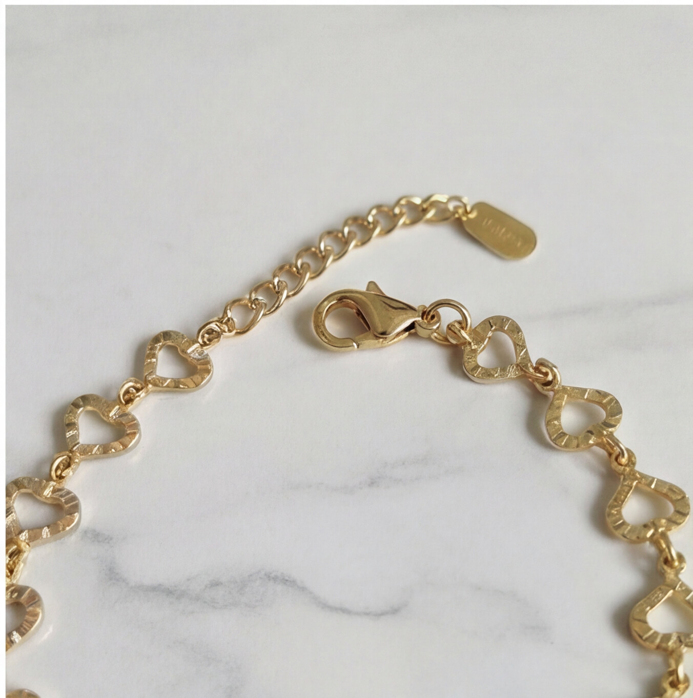 Pulseira Dourado com elos de corações trabalhados