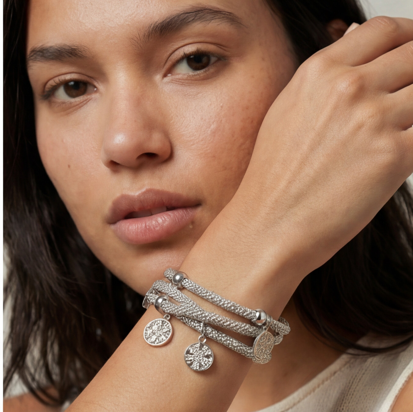 Pulseira Prata com pingentes de flor e strass