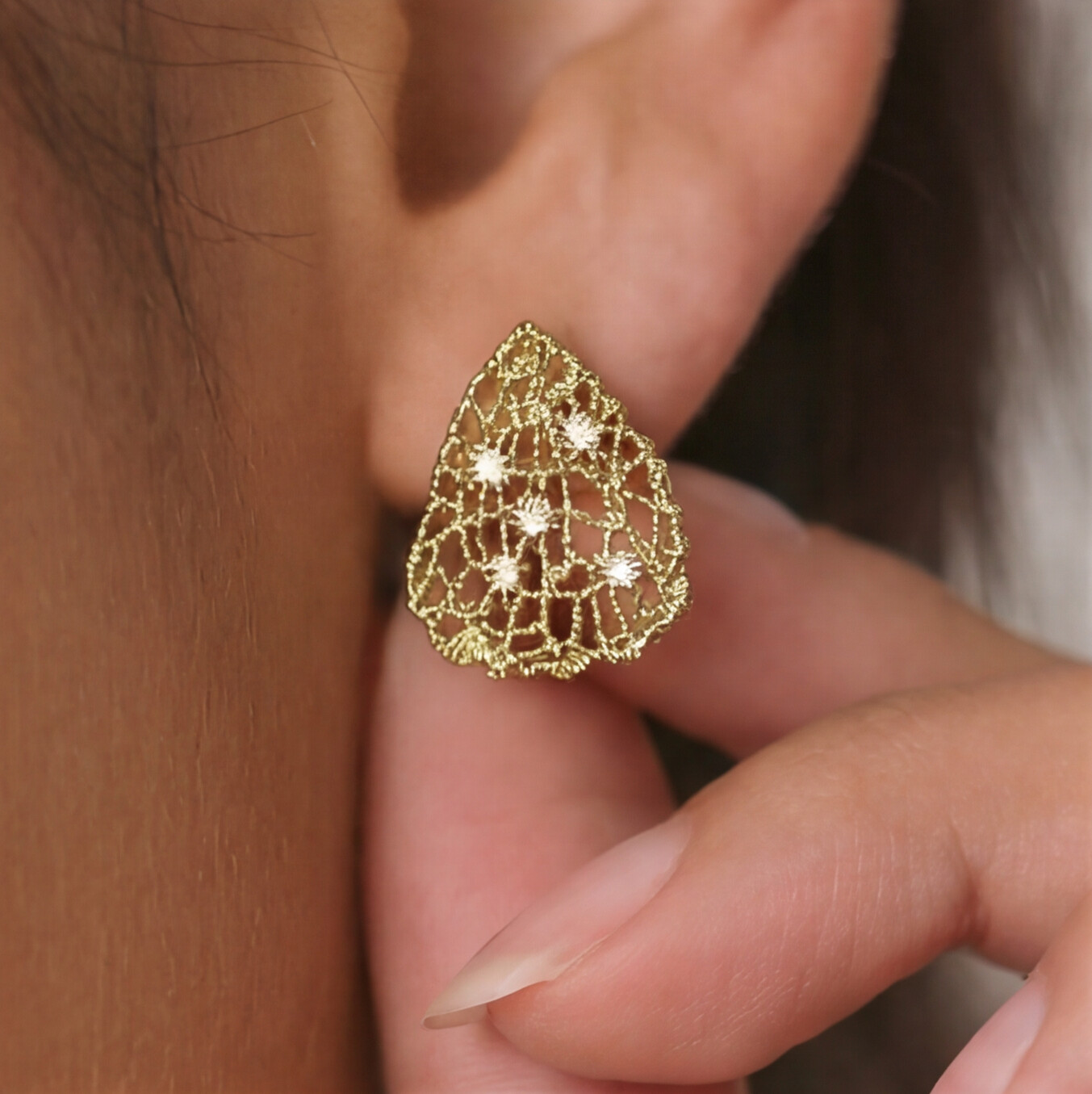 Brinco Dourado gota vazada com strass