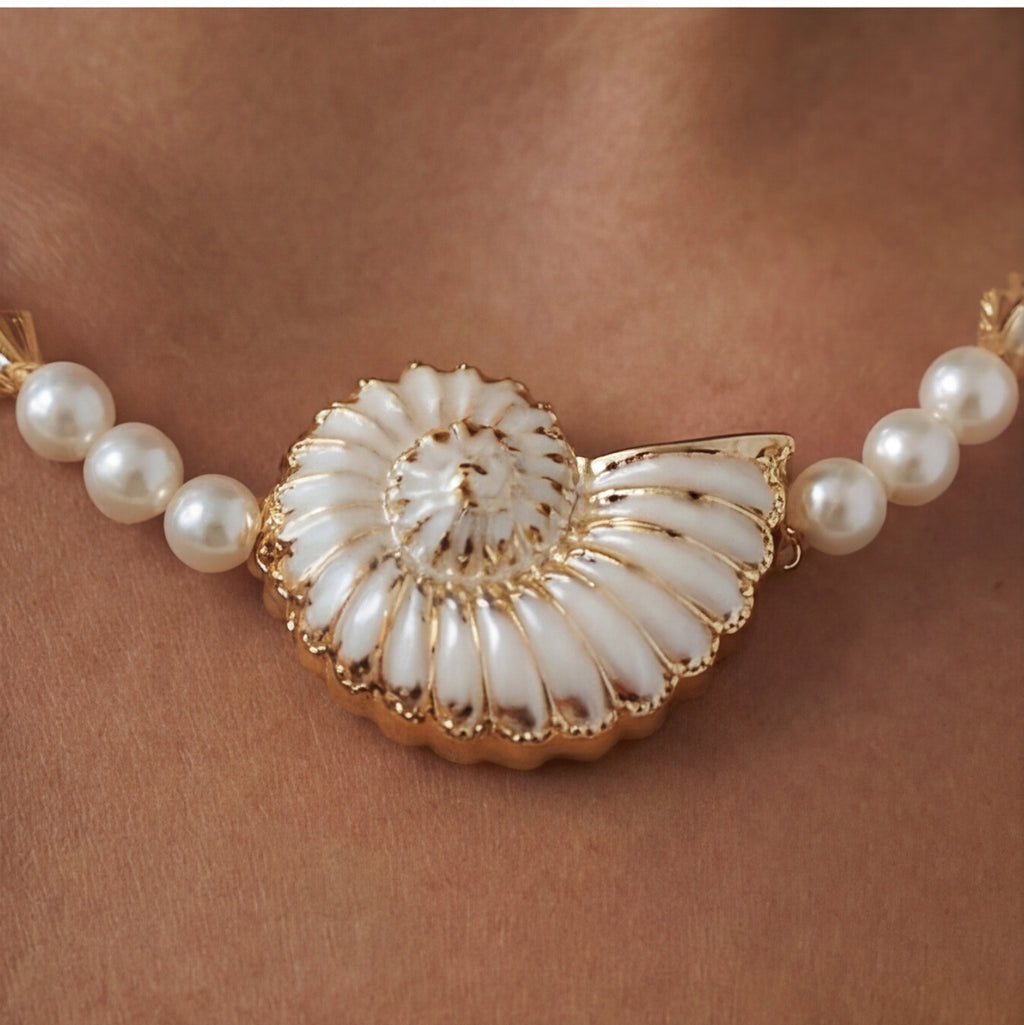 Colar Dourado e Perolado com pingente de concha e cristais âmbar