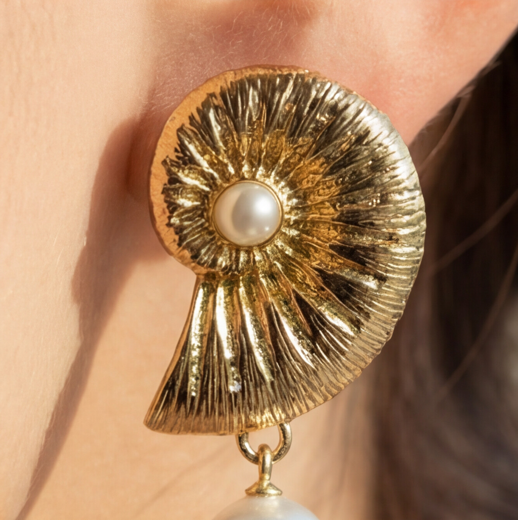 Brinco Dourado em formato de concha com pérolas