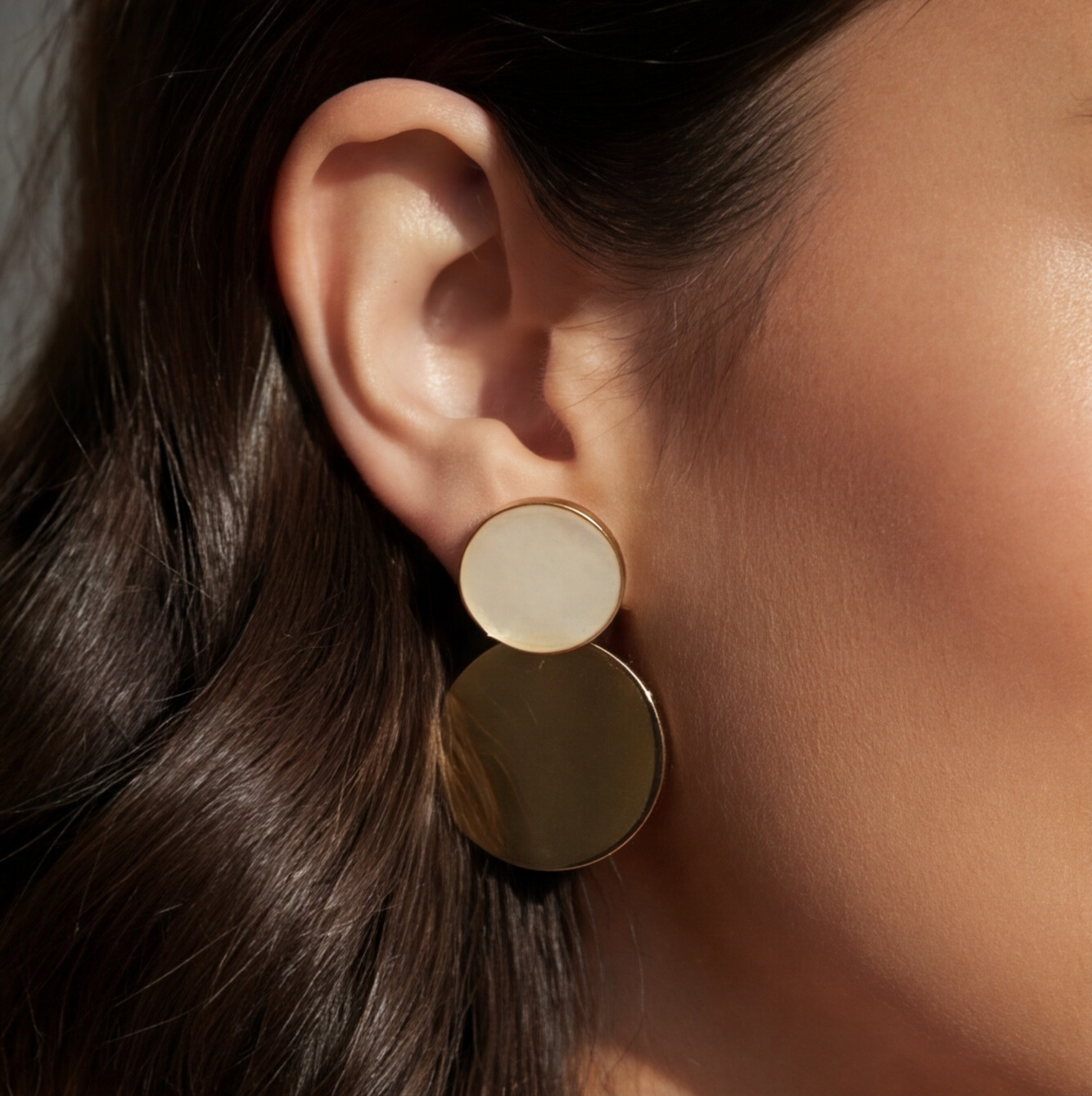 Brinco Dourado e Off-white base circular com resina e pingente metal liso