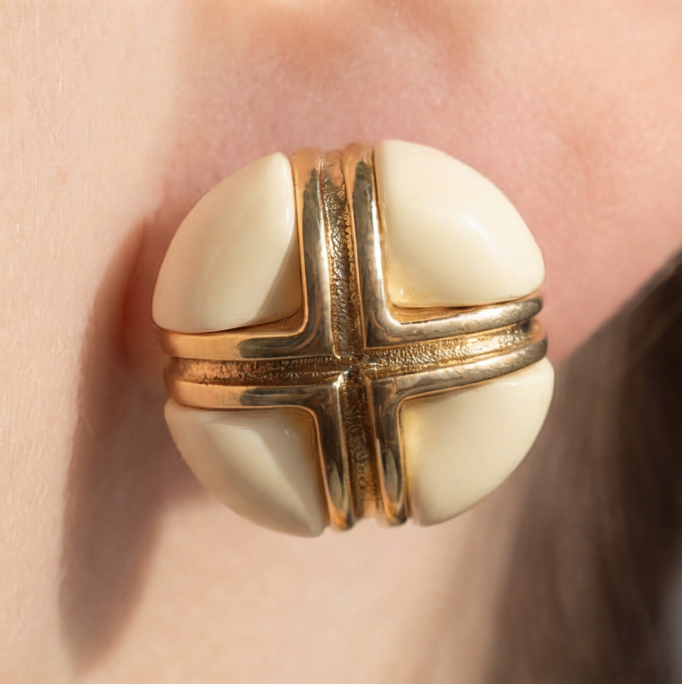 Brinco Creme e Dourado Redondo com detalhe em cruz