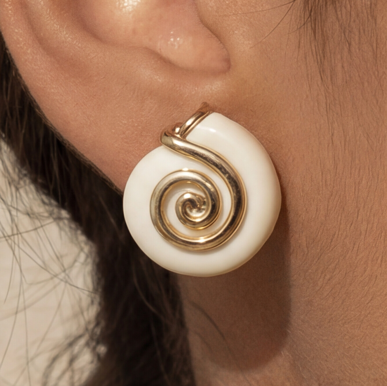 Brinco Off-white e Dourado design espiral caracol