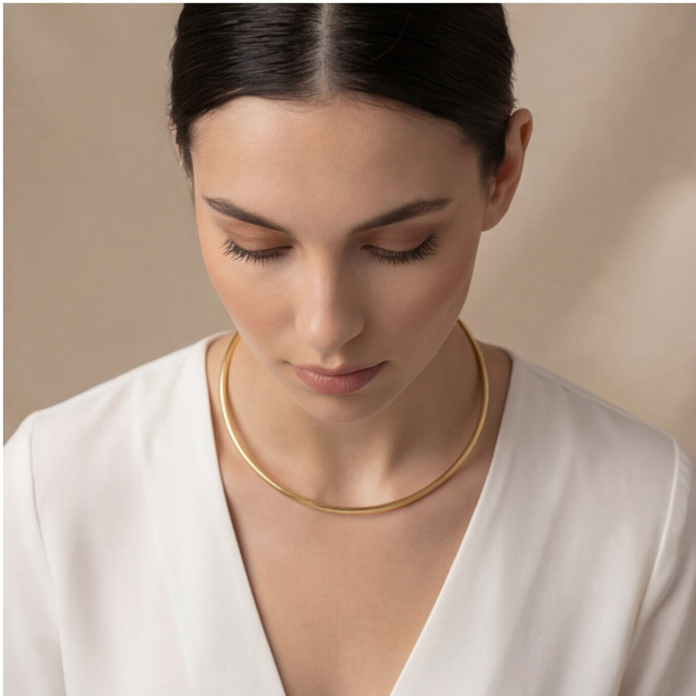 Colar Dourado Aro rígido com ponteiras de bola