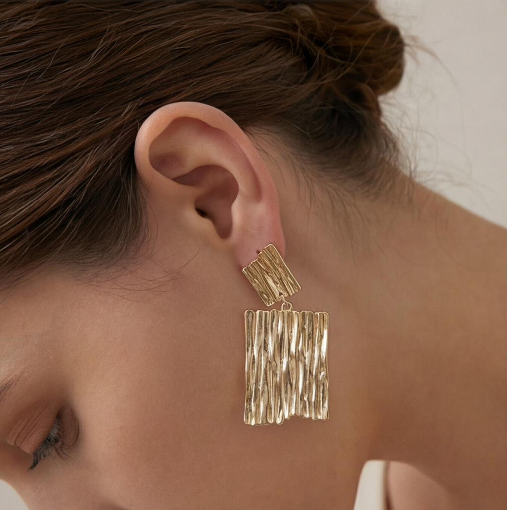 Brinco Dourado Retangular com Textura