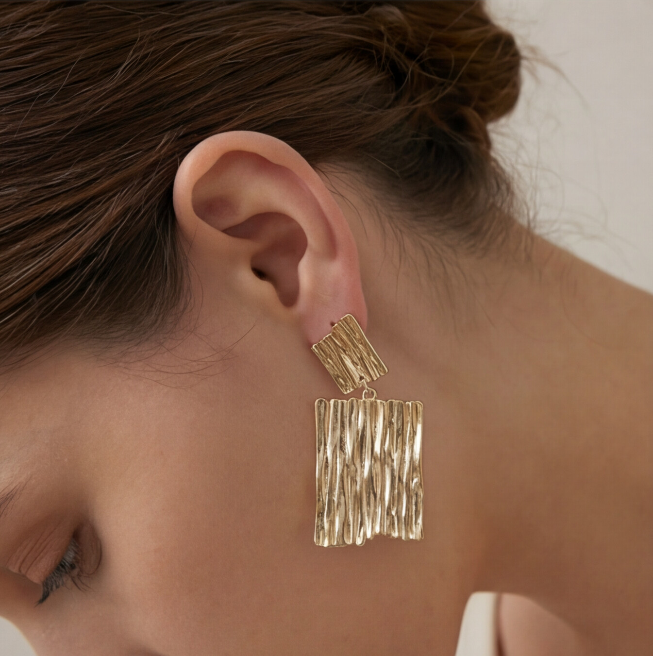 Brinco Dourado Retangular com Textura