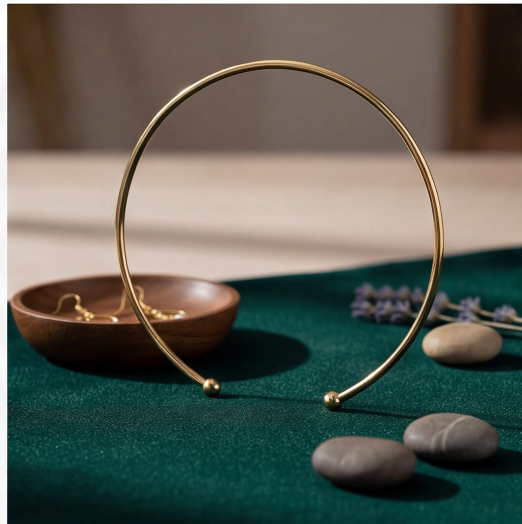 Colar Dourado Aro rígido com ponteiras de bola