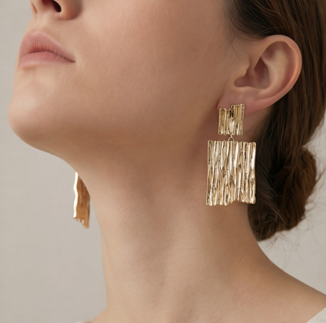 Brinco Dourado Retangular com Textura