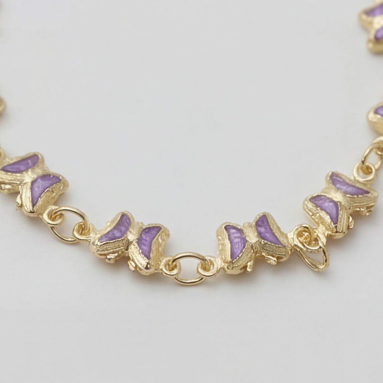 Pulseira Dourado com borboletas lilás