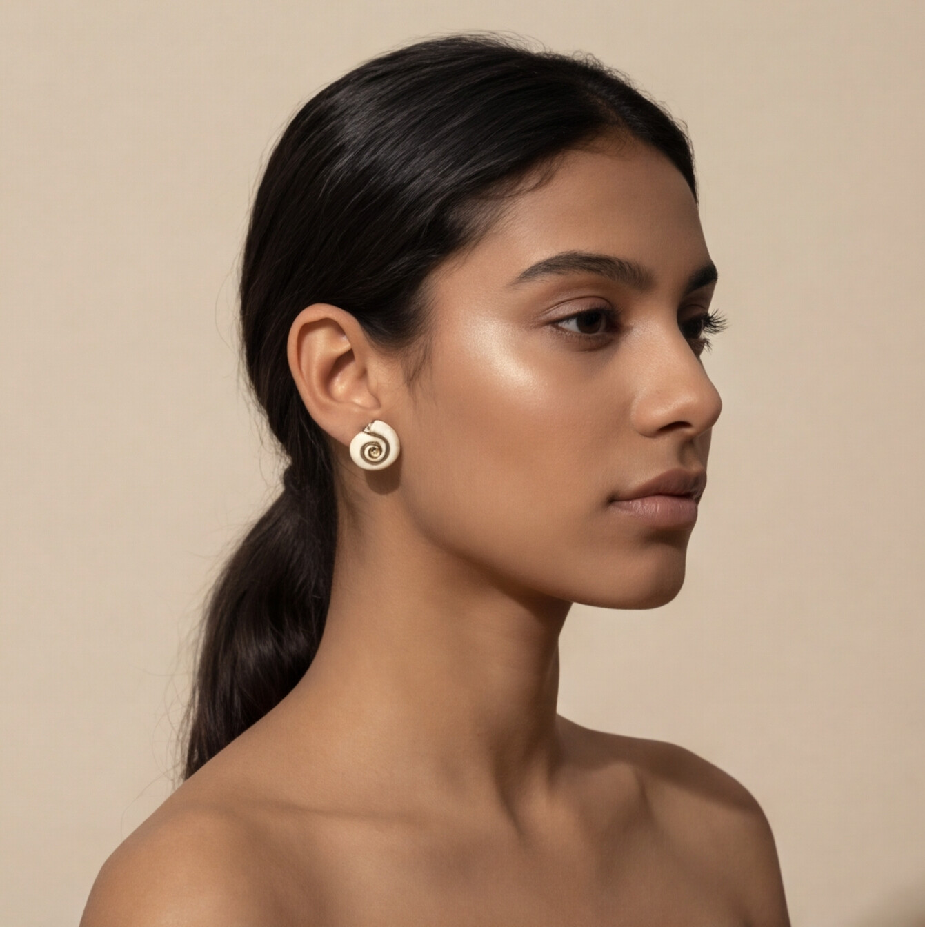 Brinco Off-white e Dourado design espiral caracol