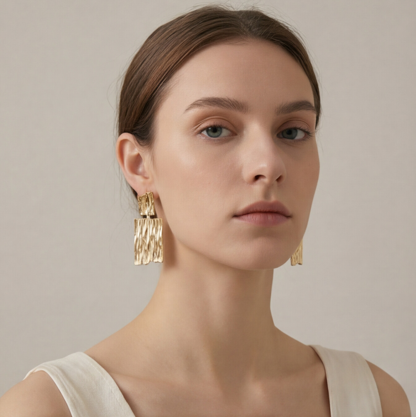 Brinco Dourado Retangular com Textura