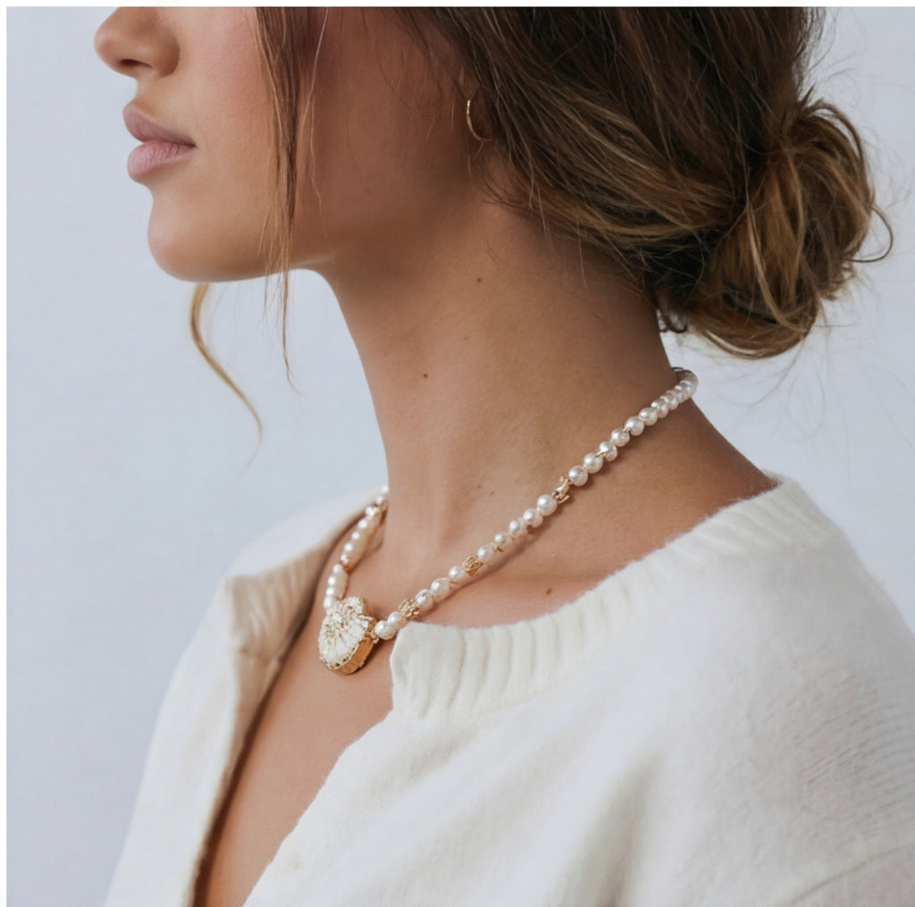 Colar Dourado e Perolado com pingente de concha e cristais âmbar