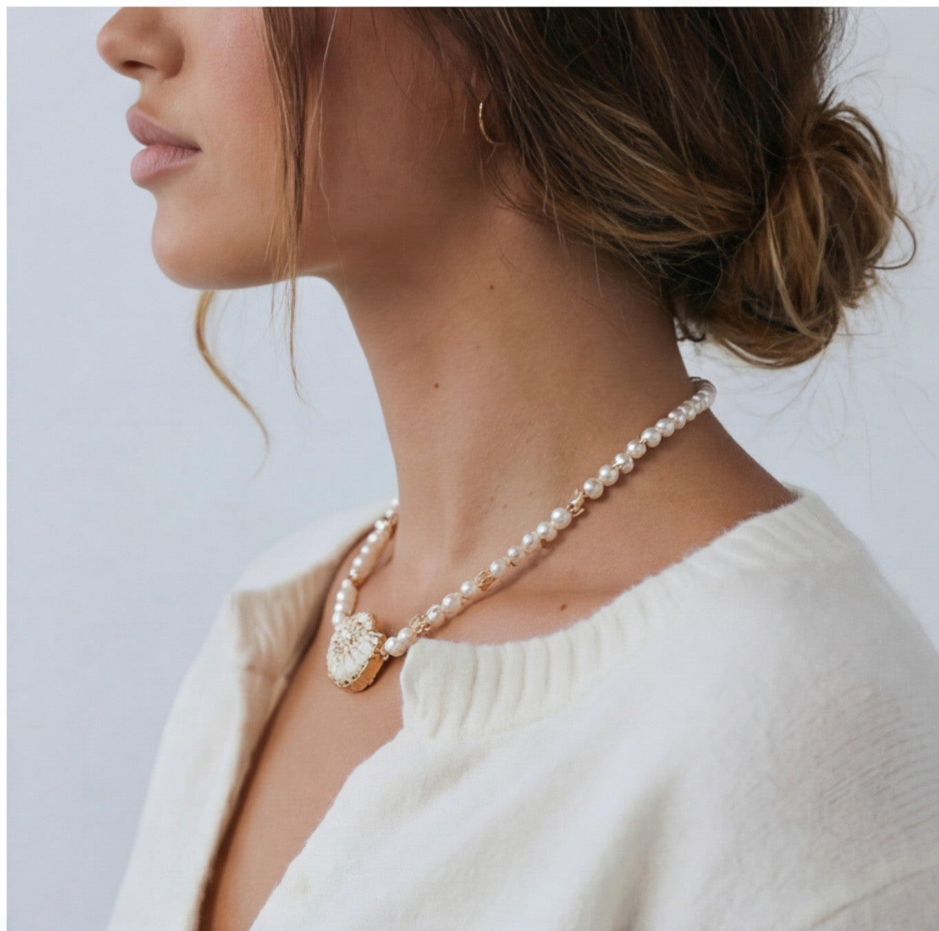 Colar Dourado e Perolado com pingente de concha e cristais âmbar