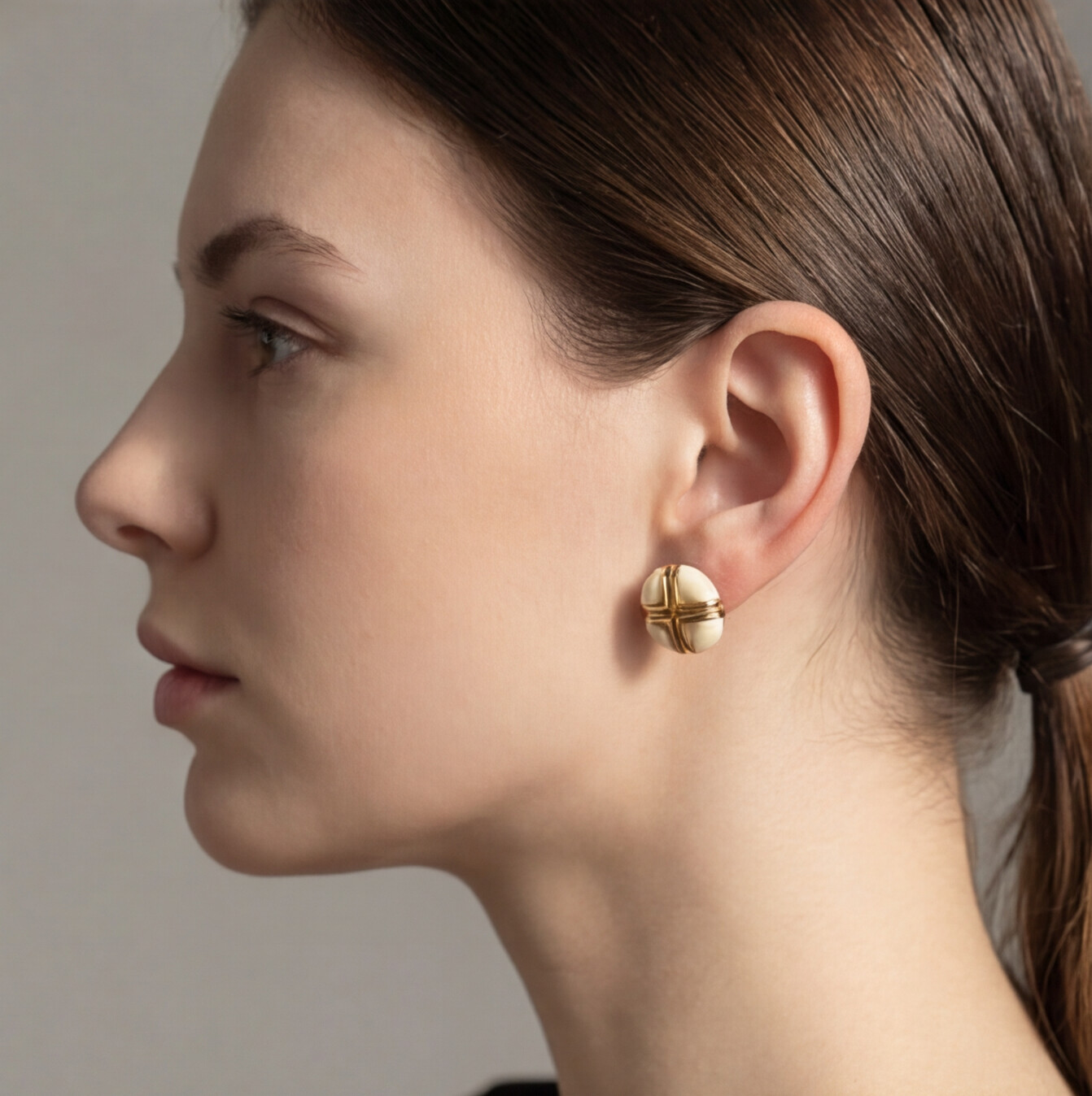 Brinco Creme e Dourado Redondo com detalhe em cruz