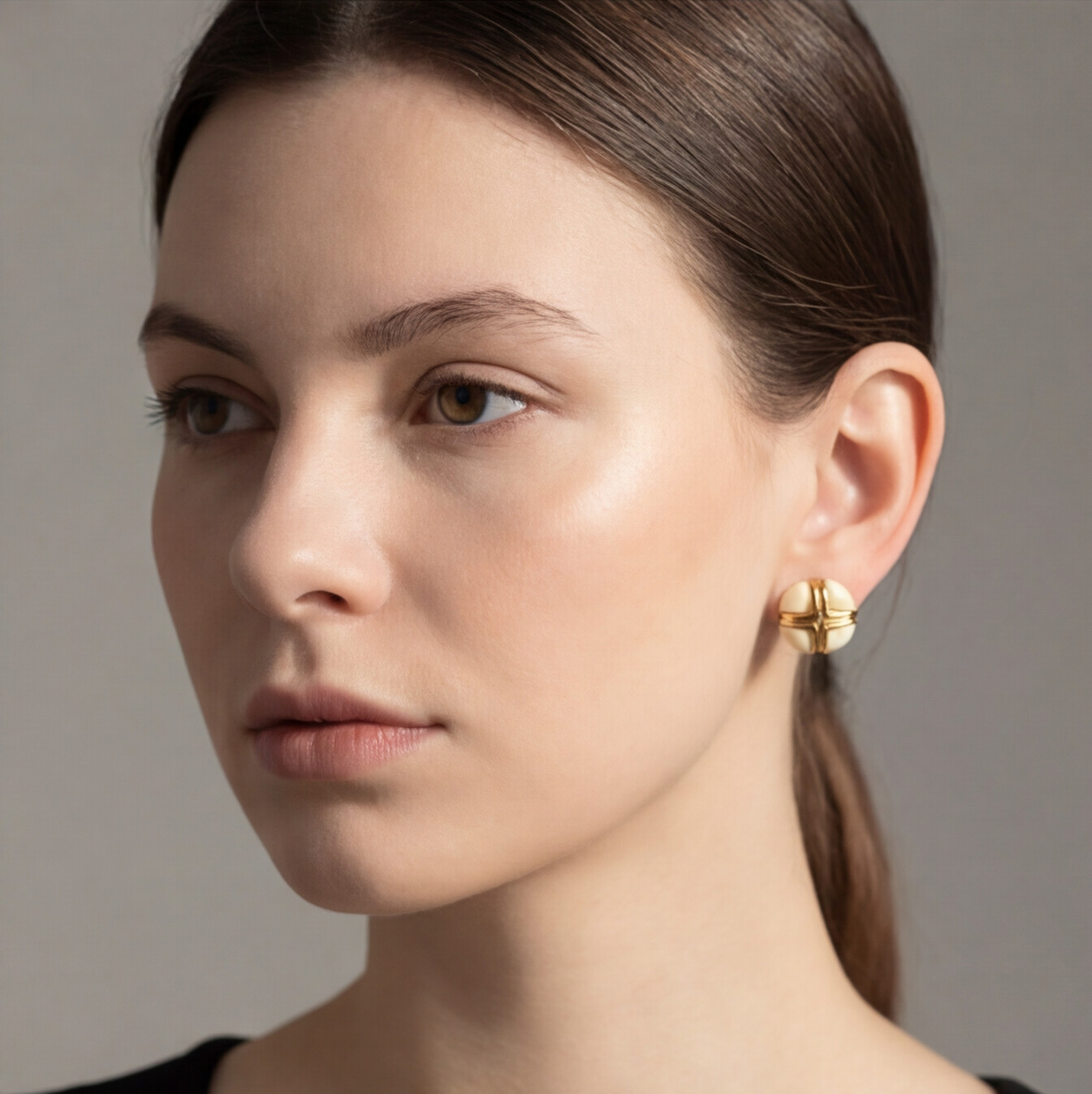 Brinco Creme e Dourado Redondo com detalhe em cruz