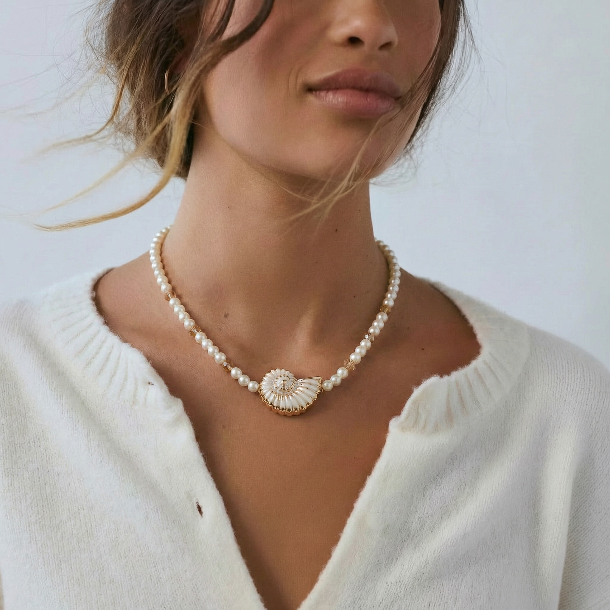 Colar Dourado e Perolado com pingente de concha e cristais âmbar