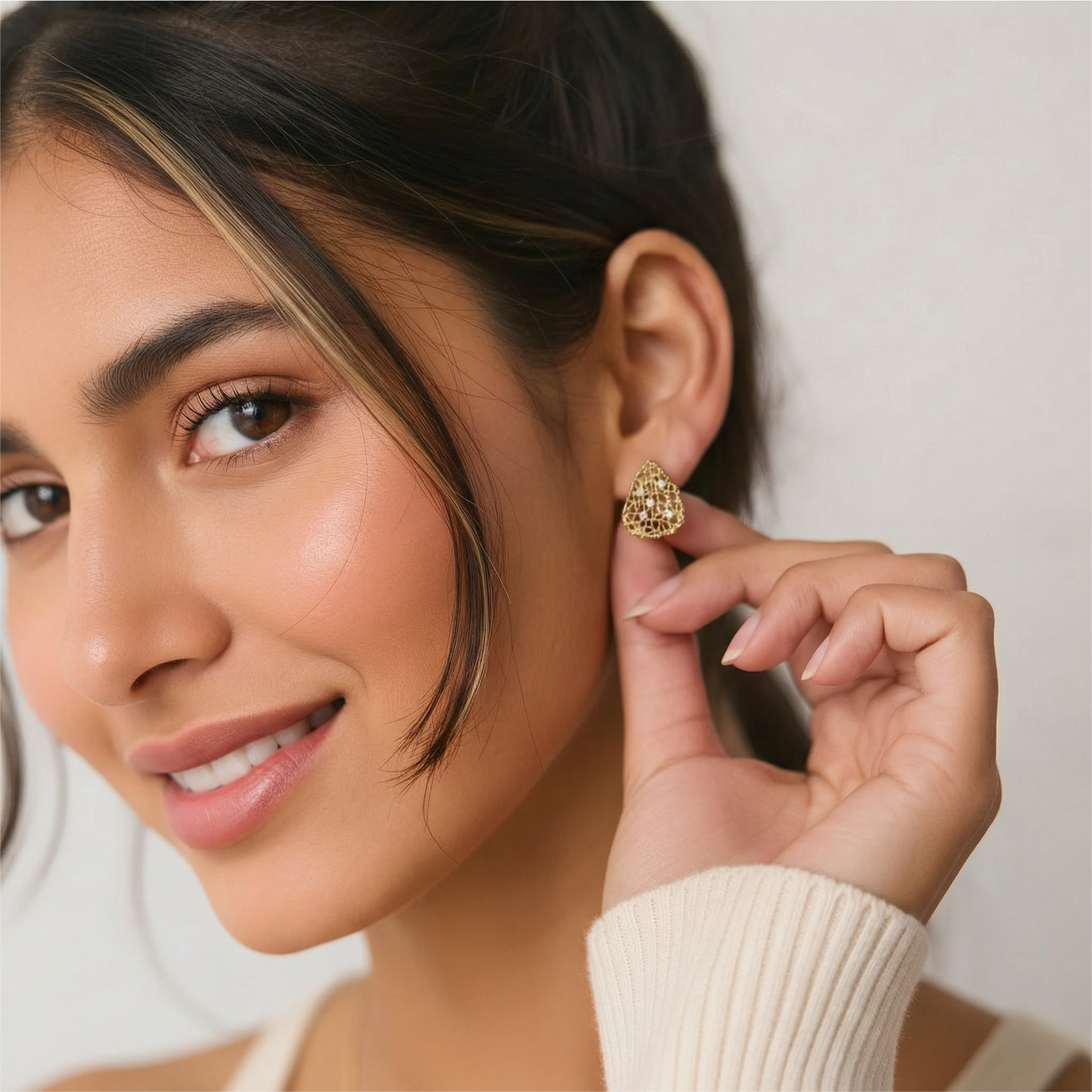 Brinco Dourado gota vazada com strass