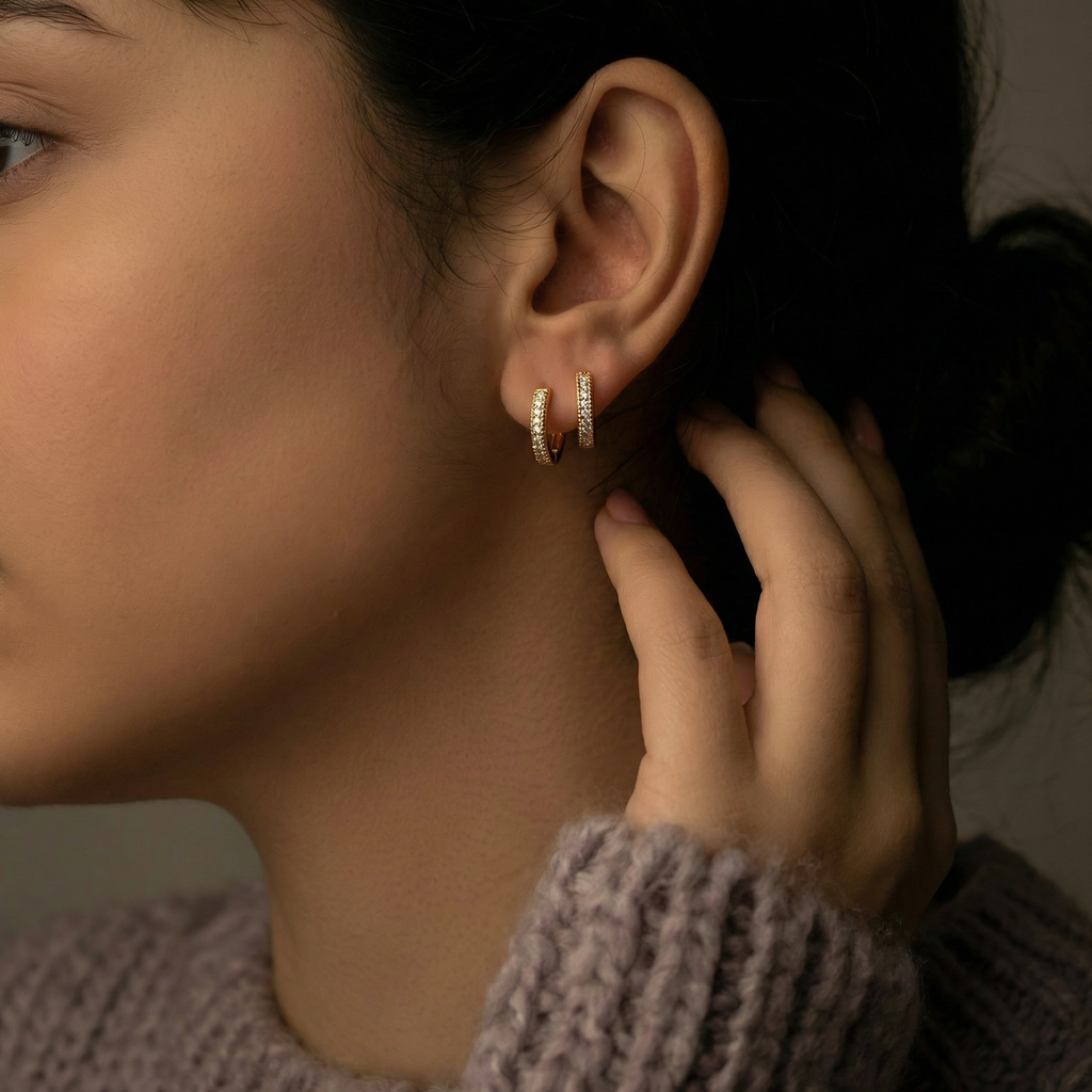 Kit 3 Brincos Dourados Argolas cravejadas com microzircônias