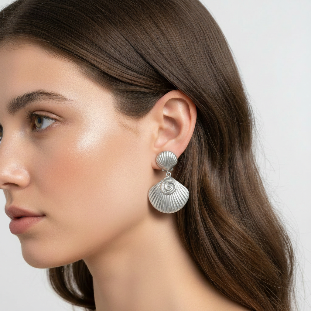 Brinco Prateado Formato de concha com detalhe espiral
